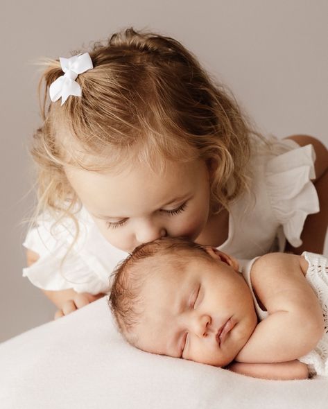 Can we just take a moment to talk about toddlers during your newborn shoot? Oof! They can be a challenge! But look at her!!! 😍 I especially love doing maternity shoots for second (or more) pregnancies, as it gives us an opportunity to get some updated photos of the older siblings before their world completely changes. That way, we can keep the newborn shoot more about the whole family, get some sibling photos, and then spend the rest of our time focussing on the new bub. We made the mis... Sibling With Newborn Pictures, Newborn Photos With 2 Older Siblings, Sibling Pictures With Baby, Newborn With Older Siblings Photography, Newborn Photos With Siblings, New Born Baby Shoot With Siblings, Lifestyle Newborn Photography Siblings, In Home Newborn Session With Older Siblings, Lifestyle Newborn With Siblings