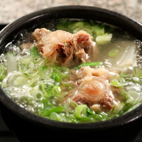 Oxtail soup (Sokkoritang: 소꼬리탕) recipe - Maangchi.com Korean Oxtail Soup Recipe, Korean Oxtail Soup, Korean Soup Recipes, Maangchi Recipes, Korean Soup, Oxtail Soup, Fermented Kimchi, Oxtail Recipes, Korean Cooking