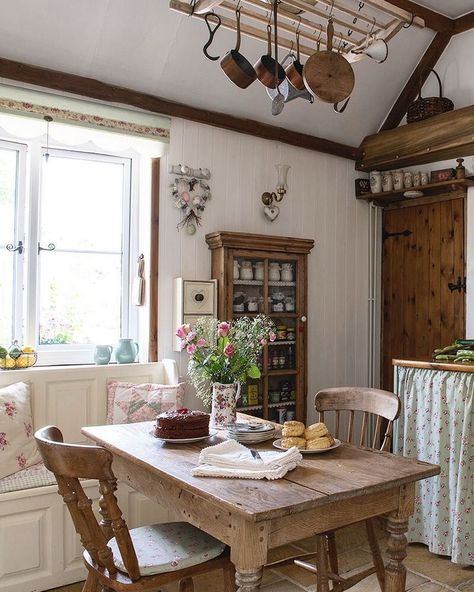 I like the size of the table Kitchen Cottage, Period Living, French Country Kitchens, Country Cottage Decor, Smitten Kitchen, Cottage Kitchens, Cottage Interiors, Farmhouse Style Kitchen, Cottage Kitchen