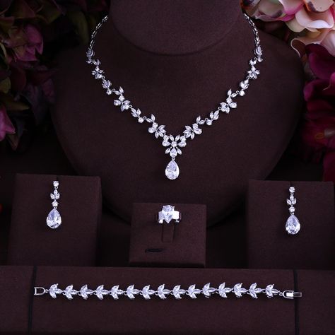 Bride Jewelry Set, Diamond Jewelry Set, Expensive Jewelry Luxury, Indian Jewellery Design Earrings, Kraf Diy, Jewelry Design Earrings, Classy Jewelry, Fancy Jewellery, Expensive Jewelry