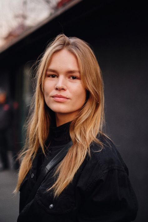 Anna Ewers Street Style, Anna Ewers Hair, Hair Knots, Film Portrait, Adut Akech, Anna Ewers, Portrait Shoot, Models Off Duty Style, Model Street Style