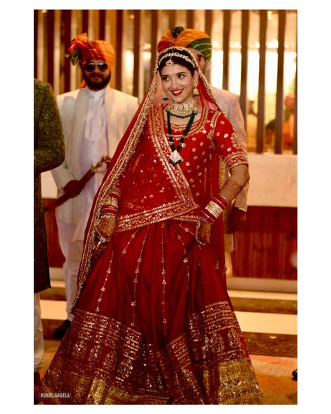 Dulhan Dress Indian Style, Rajputi Bride Poshak, Rajput Bride Royal, Madhya Pradesh Traditional Dress, Rajputana Dress, Rajput Bride, India Makeup, Latest Bridal Lehenga Designs, Best Indian Wedding Dresses