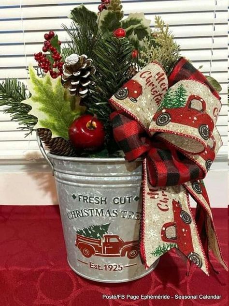 Xmas Arrangements, Small Arrangements, Christmas Centerpiece Ideas, Centerpieces Christmas, Maluchy Montessori, Making Hats, Christmas Florals, Inexpensive Christmas, Centerpiece Christmas