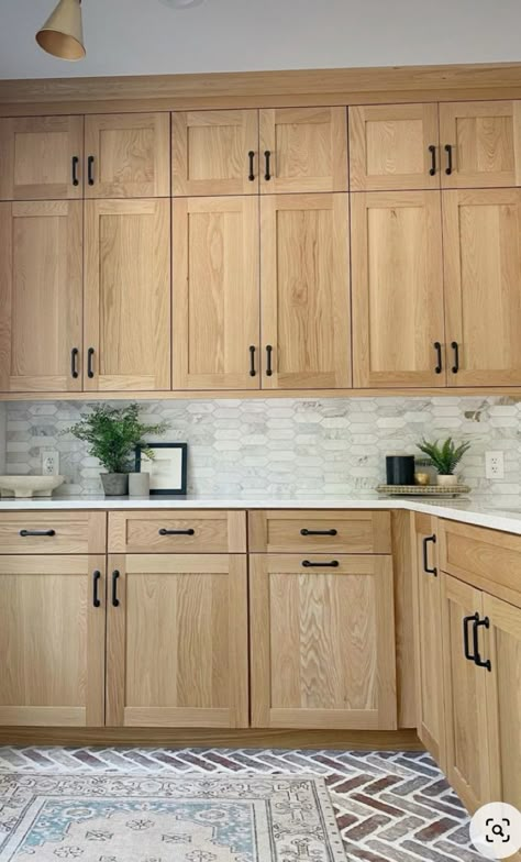 Duplex Decor, Cabinet Decor Ideas, Kitchen Cabinet Decor, Basement Kitchenette, White Oak Kitchen, Ohio House, Transitional Decor Living Room, Oak Kitchen Cabinets, Brown Kitchens