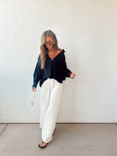 Beach Mom Outfit Style, Mesomorph Outfits, Loose Fall Outfits, Unpolished Casual Outfits, Loose Fit Outfits Women, Coastal Business Casual, Oversized T Shirt Outfits, Outfits With Button Up Shirts, Baggy Linen Pants Outfit