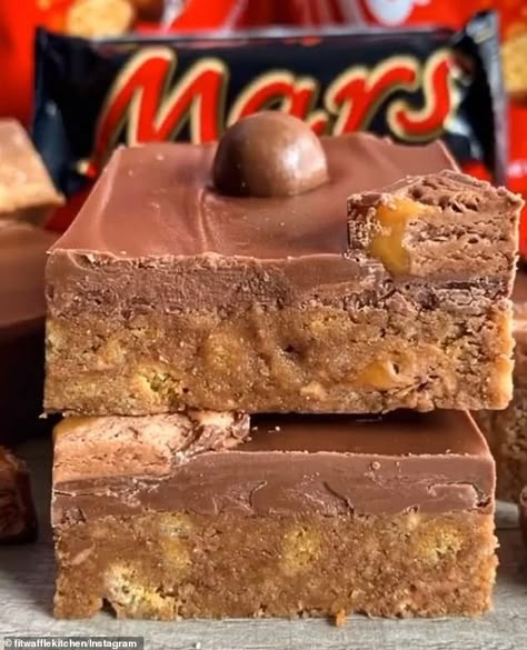 Mars Bar Slice Recipe, British Biscuit Recipes, Chocolate Tiffin Recipe, Fitwaffle Kitchen, No Bake Slices, Tiffin Recipe, Mars Bar, Tray Bake Recipes, Slices Recipes