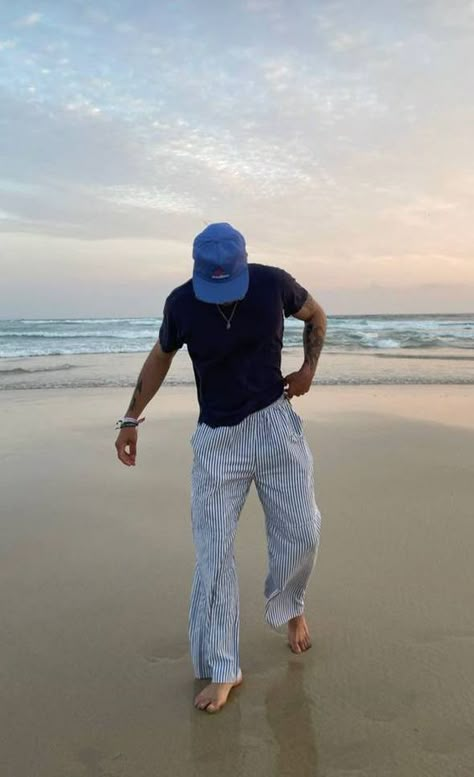 Beach Outfit Guys, Boy Beach Aesthetic, Insta Pic Ideas Men, Beach Guy Aesthetic, Old Money Summer Outfits Men, Surfergirl Style, Outfits For Him, Beach Outfit Men, Guy Outfits