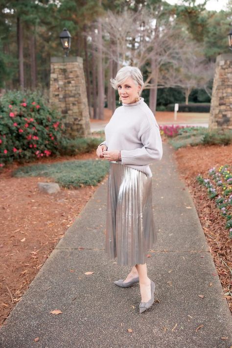 Silver Sequin Skirt Outfit Christmas, Silver Pleated Skirt Outfit, Satin Pleated Skirt Outfit, Silver Outfit Ideas, Semi Formal Outfits For Women Parties, Formal Outfits For Women Parties, Silver Skirt Outfits, Women Christmas Outfits, Metallic Skirt Outfit