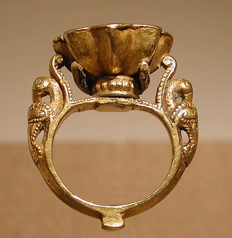 The flower-shaped bezel of this ring is flanked by two birds resting on scroll brackets. Birds of this form are popular motifs found on South Indian jewelry, often seen in symmetrical decoration similar to this example, but also appear as engraved precious stones. The physiology of these birds suggests that they are most likely parrots which are prevalent in Deccani painting. | The Metropolitan Museum of Art Indian Ring, Ancient Jewels, Bird Ring, Indian Rings, Ancient Jewellery, Bird Rings, Jewelry King, Historical Jewellery, Indian Wedding Jewelry