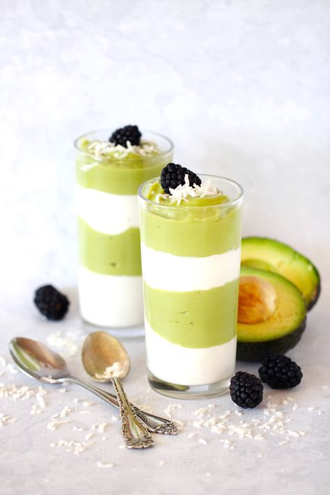 Avocado Mousse Recipe, Matcha Yogurt, Mouse Recipes, Greek Yogurt Parfait, Yogurt Parfaits, Avocado Mousse, Avocado Pudding, Yogurt Parfait, Mousse Recipes