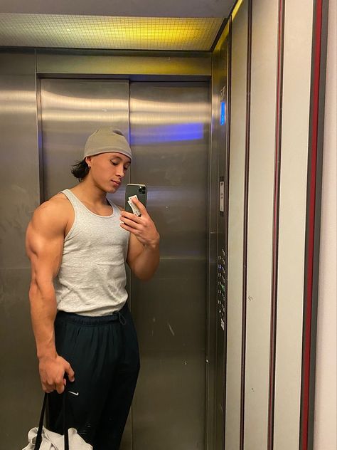 Esteban__park on the gram Elevator Pics Men, Instagram Post Ideas Men, Instagram Story Ideas Photos, Instagram Outfit Ideas, Influencer Aesthetic, Fashion New York, Aesthetic Youtube, Instagram Picture Ideas, Photos For Instagram