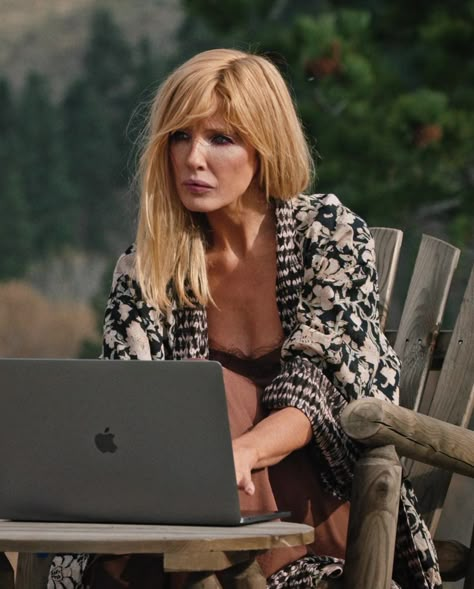 Kimono With Floral Pattern of Kelly Reilly as Bethany "Beth" Dutton in Yellowstone Beth Outfit, Beth Dutton Leopard Coat Outfit, Beth Dutton Hair, Beth From Yellowstone, Kayce And Monica Dutton, Beth Dutton Outfits, Beth Dutton La Femme Shirt, Yellowstone Style, Dont Make Me Go Beth Dutton On You Shirt