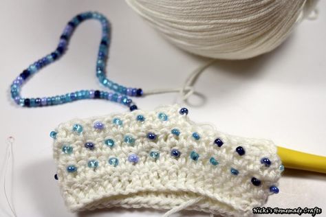 If you love crocheting and beading? Well, you combine the two. This post will explain to you how I crocheted the beaded double crochet (BDC). It is actually very easy. So first you will need some b… Crochet With Beads, Advanced Crochet Stitches, Bracelet Crochet, Advanced Crochet, Confection Au Crochet, Ball Of Yarn, Mode Crochet, Crochet Stitches Tutorial, Homemade Crafts