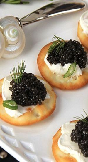 Party Food Elegant, Appetizers New Years Eve, Caviar Appetizers, Caviar Recipes, Cocktail Party Food, European Food, Winter Break, Ideas Party, Childhood Friends