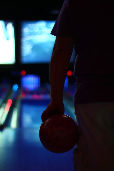 Bowling Photography, Bowling Aesthetic, King Pin, Body Photography, Lets Play, Black And White Photography, Bowling, Ball Exercises, Cool Pictures