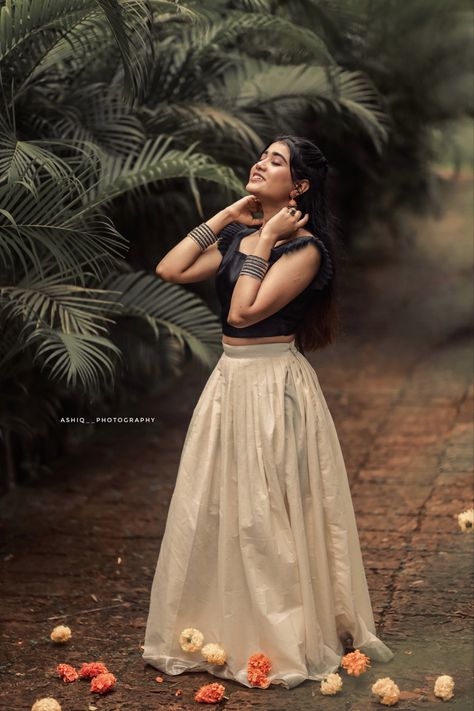 Onam Poses In Pattupavada, Onam Skirt And Top Poses, Onam Poses, Onam Skirt And Top Designs, Pattupavada For Women, Kerala Style Skirt And Top, Onam Photoshoot Ideas, Onam Shoot, Onam Photoshoot