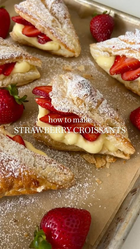 Strawberry Croissants, Strawberry Croissant, Strawberry Custard, Baking Recipes Desserts, Easy Baking Recipes Desserts, Tasty Baking, Baked Dessert Recipes, Healthy Sweets Recipes, Food Drinks Dessert