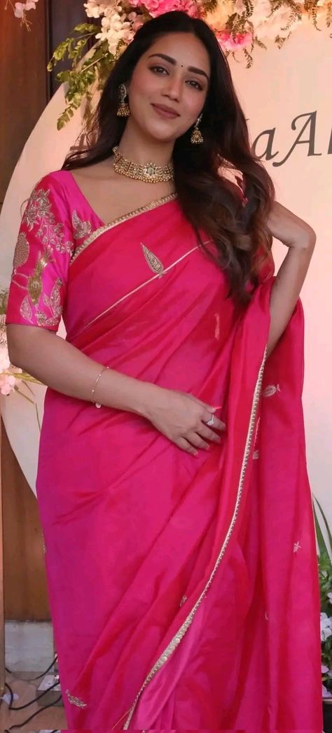 Nivetha Pethuraj Saree, Face Closeup, Long Top Dress, Bamboo Diy, Nivetha Pethuraj, Money Images, Indian Bridal Dress, Beauty Face Women, Saree Look