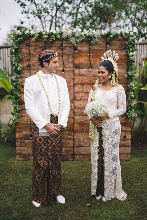 Javanese Traditional Wedding of Indonesian and Italian in Bali Javanese Wedding Decoration, Adat Bali Wedding, Indonesian Wedding Photography, Wedding Kebaya, Traditional Javanese Wedding, Nikahan Adat Jawa, Javanese Prewedding, Pose Pengantin, Traditional Wedding Photography