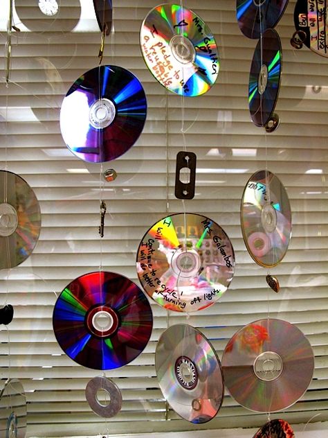 DVD Mobile. Cds Hanging From Ceiling, Dvd Decor, Hanging Cds, Deco Cd, Record Room Decor, Photozone Ideas, Jam Room, Disco Theme Party, Cd Diy