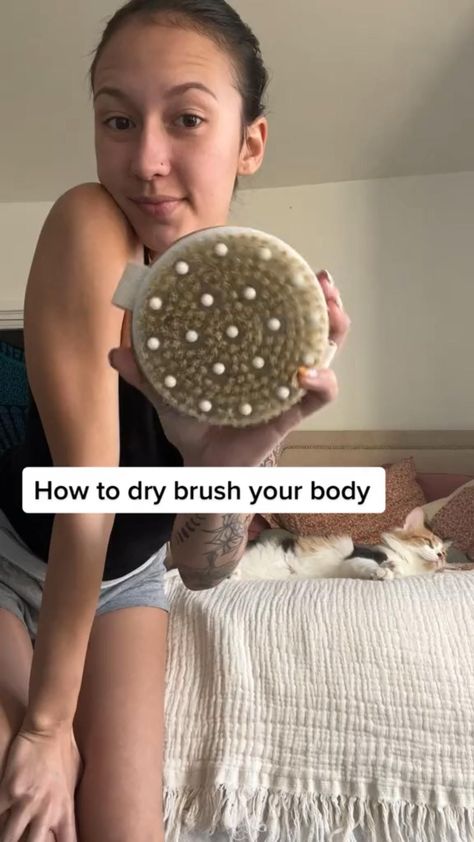 How To Dry Brush Skin, Dry Brushing Before And After, How To Mastúrbatelo, Dry Brushing Technique, How To Dry Brush, Dry Brushing Skin, Face Skin Care Routine, Dry Body Brushing, Beauty Tips For Glowing Skin