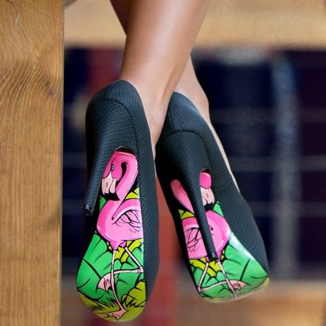 Flamingo Fashion, Vetements Shoes, Mode Shoes, Latest Shoe Trends, Shoe Art, Fabulous Shoes, Painted Shoes, Pretty Shoes, Dream Shoes