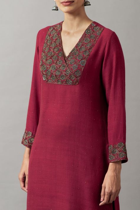 Plain Kurti Designs, Velvet Kurta, Neck Patterns, Silk Kurti Designs, Salwar Neck Designs, Kurti Sleeves Design, New Kurti Designs, Kurta Patterns, Churidar Designs