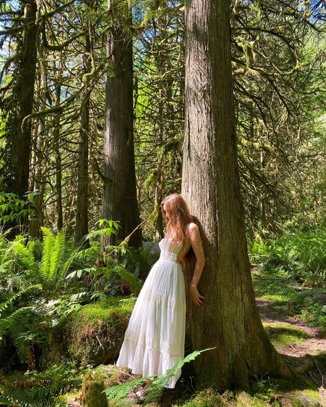 Woods Photoshoot Ideas Outfit, Pose Ideas Nature, Poses For Pictures In Nature, Nature Pic Ideas, Cottage Core Photoshoot Ideas, Nature Shoot Ideas, Aesthetic Inspo Photos, Pics With Nature, Maddy Core Aesthetic