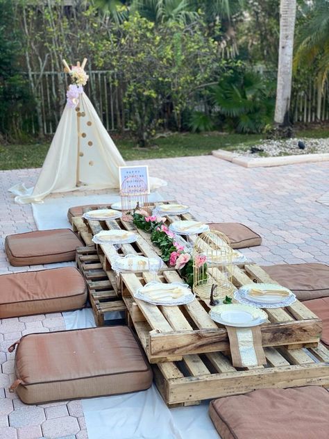 Pallet Picnic Setup Ideas, Low Pallet Table Outdoor Party, Pallet Table Outdoor Party Boho, Pallet Picnic Party, Pallet Picnic Party For Kids, Boho Picnic Party Low Tables Diy, Brunch Outdoor, Boho Low Picnic Table, Pallet Picnic