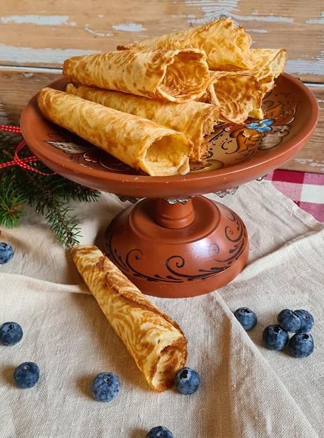 No Norwegian Christmas table is complete without krumkaker. They are crispy, golden and perfect filled with cream and berries Norwegian Krumkake Recipe, Norwegian Cake Recipe, Krumkake Recipe, Nordic Recipes, Norwegian Cuisine, Nordic Recipe, Xmas Desserts, Norwegian Christmas, Norwegian Food