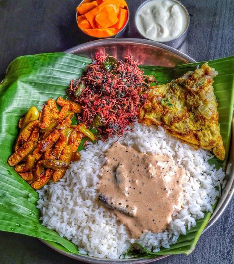 Kerala Meals Photography, Meals Photography, Kerala Meals, Kerala Dishes, Maharashtrian Food, Indian Diet Recipes, Khana Khazana, Lunch Recipes Indian, Indian Food Photography