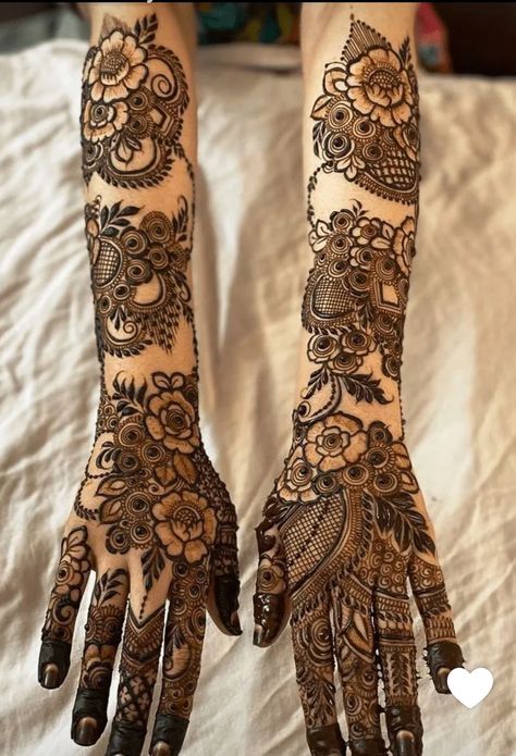 Arabic Designer Mehendi, Mehndi Designs Simple Right Hand, Mehendi Designs Long, Dubai Mehendi Designs Back Hand, Khafif Mehndi Designs New Dubai, Dubai Style Mehndi, Dubai Mehndi Designs, Dubai Mehendi Designs, Arabic Bridal Mehndi Designs