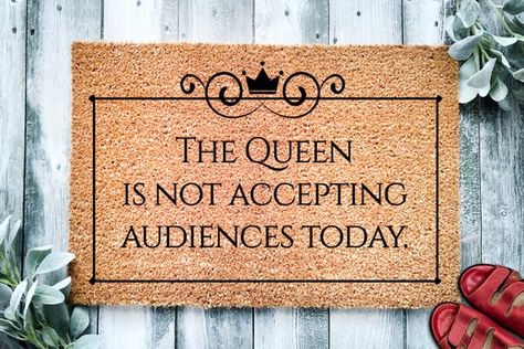 The Queen is Not Accepting Audiences Today Door Mat Funny - Etsy Funny Front Door Mats, Bathroom Mats Decor, Door Mat Funny, Unique Composition, Funny Doormats, Custom Doormat, Old Farm, Door Mats, Welcome Mats