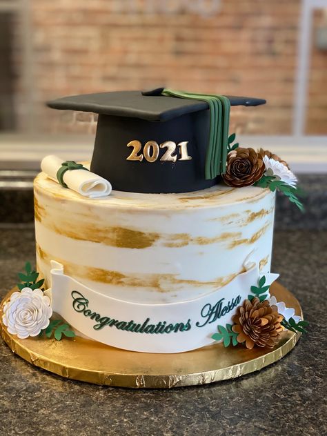 Graduation Cake Ideas Green And Gold, Simple Graduation Cakes 2023, Graduation Cake Designs 2023, Graduation Cake Green And Gold, Grad Cake Ideas Simple, Green Graduation Cakes, Green And White Graduation Cake, Rustic Graduation Cake, Graduation Cakes For Guys