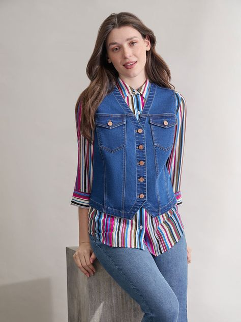 Sleeveless Denim Jacket Outfit, Denim Vest Style, Vest Styling, Sleeveless Denim Vest, Outfit Upgrade, Denim Vests, Denim Jacket Outfit, Women's Jackets, T Shirt And Jeans