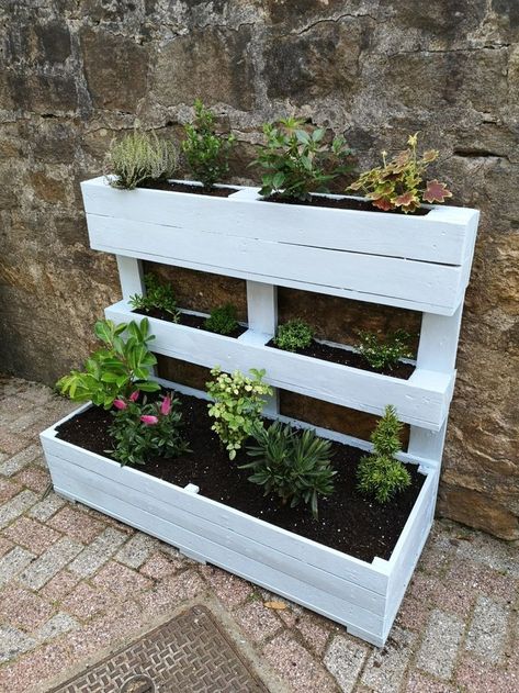 Herb Garden Pallet, Pallet Projects Garden, Grafting Plants, Summer Mantle, Pallet Planter, Garden Decor Projects, Diy Backyard Landscaping, Pallet Garden, Pallets Garden