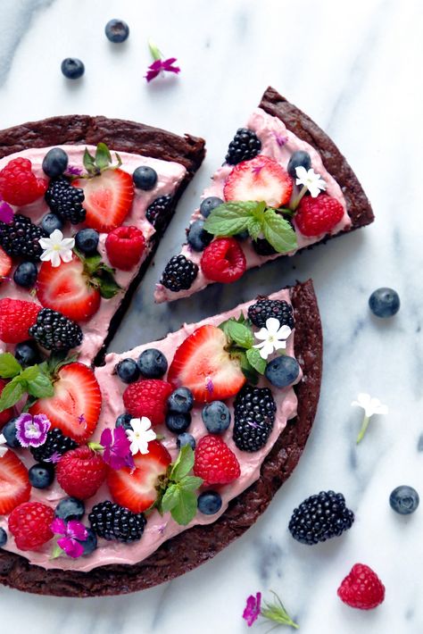 Very Berry Brownie Pizza| Free of grains, gluten, and dairy. Unique Thanksgiving Desserts, Deserturi Raw Vegan, Brownie Pizza, Impressive Desserts, Unique Thanksgiving, Thanksgiving Food Desserts, Very Berry, Dessert Pizza, Fruit Pizza