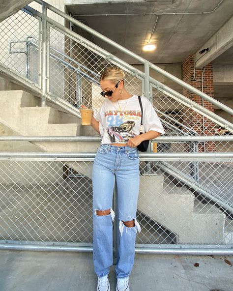 Ripped Jeans Outfit Summer, All Star Outfit, Cute Ripped Jeans, Hailey Bieber Style, Ripped Jeans Outfit, Jeans Outfit Summer, Fall Denim, Trendy Summer Outfits, Relaxed Jeans