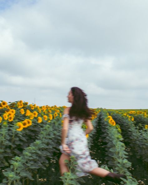 2/3 outfits we tried with @alicepazdernikova! True summer vibe 🥰 #photographylovers #photography #photographer #portrait #sunflowerfield #sunflowerportrait #sunflowerportraits #sunflower #portraitphotography Sunflower Field Outfit Ideas, Sunflower Field Outfit, Field Outfit Ideas, Field Outfit, Sunflower Field Photoshoot, Sunflower Shoot, Sunflower Field Pictures, Sunflower Photoshoot, Field Pictures