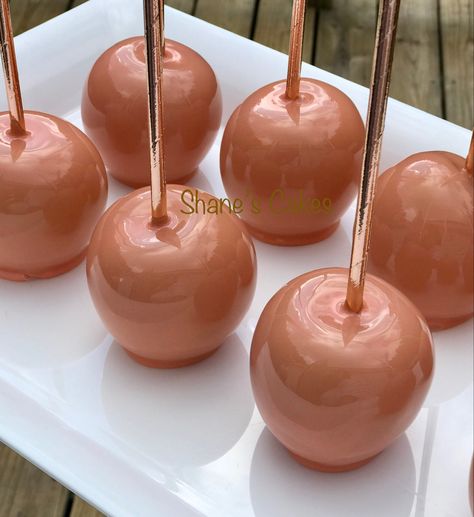 Rose Gold Candy Apples, Peach Candy Apples, Rose Gold Desserts, Rose Gold Treats, Wedding Candy Apples, Colored Candy Apples, Gold Candy Buffet, Apple Rose Gold, Dipped Treats