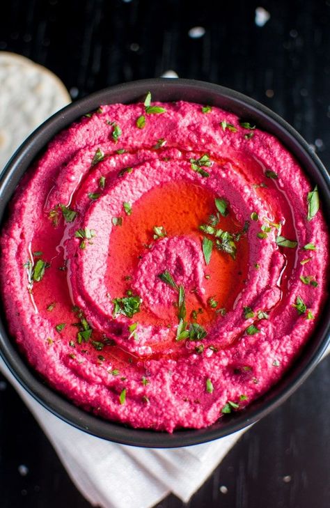 You'll want this vibrant and delicious beet hummus at your next party! Labneh Dip, Beet Hummus Recipe, Beet Dip, Roasted Beet Hummus, Beet Hummus, Beet Recipes, God Mat, Roasted Beets, Hummus Recipe