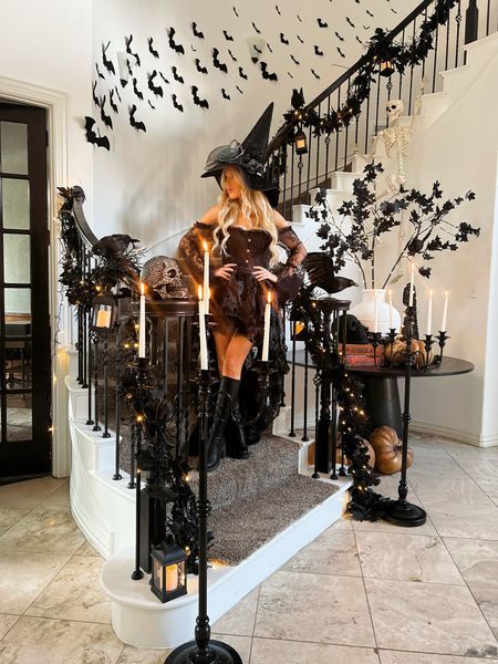 Halloween Stair Garland, Halloween Decor Stairs, Staircase Halloween Decor, Halloween Staircase Decor Railings, Macy Blackwell Outfits, Diy Halloween Table Decor, Halloween Banister Decor, Halloween Banister, Spooky Staircase