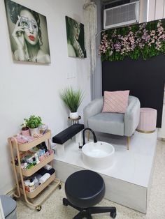 Nail Spa Ideas Salons, Pedicure Room Ideas Interior Design, Pedicure Cart Organization, Pedicure Area In Salon, Pedicure Set Up Ideas At Home, Mini Nail Salon Ideas, Hair And Nail Salon Ideas, Garage Nail Salon Ideas, Nail Suite Decor