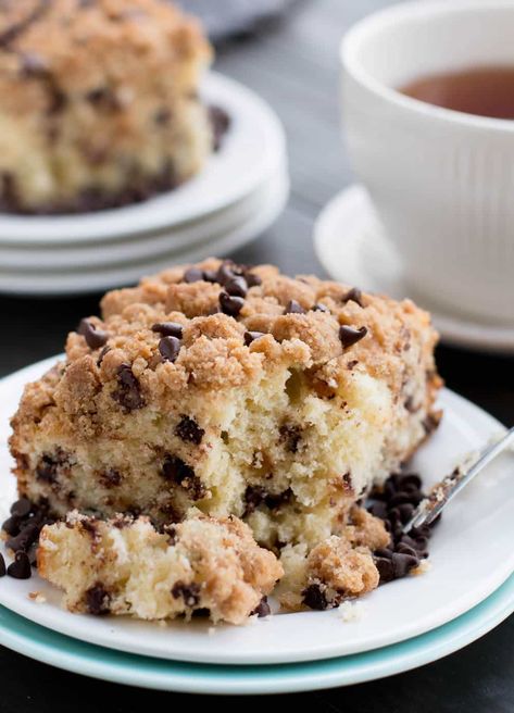 Chocolate Chip Crumb Cake, Chocolate Chip Coffee Cake, Adorable Desserts, Crumb Coffee Cakes, Chocolate Crumble, Crumb Cake Recipe, Low Carb Cake, Sour Cream Coffee Cake, Crumble Cake