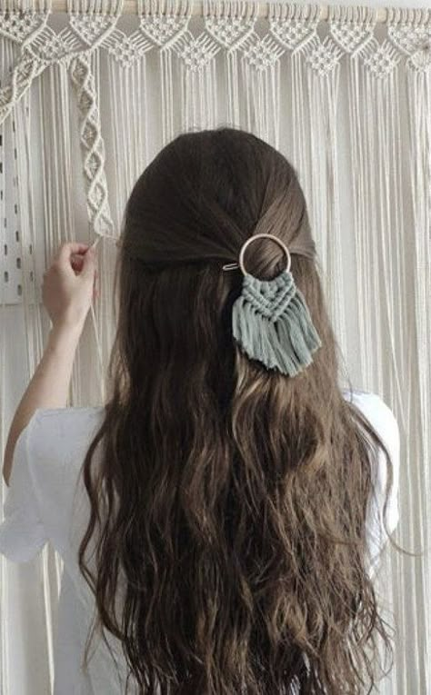 Macrame Hair Accessories Tutorials, Macrame Hair Accessories, Macrame Things, Diy Macrame Earrings, Macrame Headband, Diy Earrings Materials, Hair Accessories Tutorial, Macrame Jewelry Tutorial, Macrame Accessories