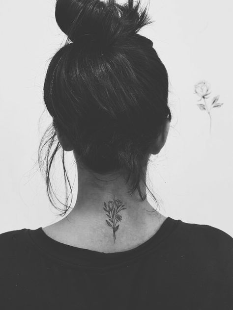 Flower Tattoo On Back Of Neck, Back Of Neck Tattoo Flower, Flower On Neck Tattoo, Women’s Back Of Neck Tattoo, Nek Tattoo Woman, Back Of Neck Flower Tattoo, Small Back Of Neck Tattoo, Back Of Neck Tattoos For Women, Tattoo Doodles