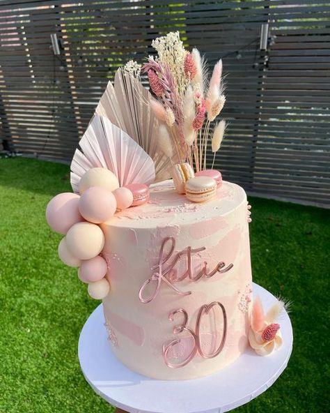 ᴄᴀᴋᴇ ʙᴀʙʏ on Instagram: "Nude & Pink 🌸 . . . #nudeandpinkcake #bohocake #30thcake" Cake Designs Birthday Pink, Nude Cake Birthday, Nude Cake Ideas, Nude Color Cake, Pink 40th Birthday Cake, Pink Boho Cake, Boho Cake Design, Boho Cake Ideas Birthday, 18th Birthday Cake Designs