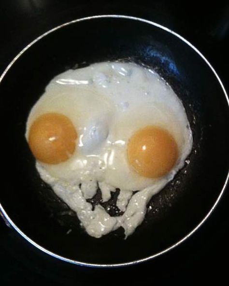 WHAT is this in my frying pan? Things With Faces, Huevos Fritos, Strange Places, Weird Food, Food Humor, Everyday Objects, Funny Faces, Funny Photos, Funny Pictures