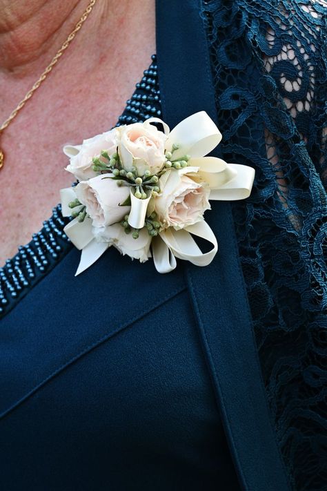 Tiny corsage for mother of the groom. Boutineer For Mother Of Bride, Mother Of Bride Boutonniere, Mother Of The Bride Flowers Corsage, Mother Of The Bride Corsage Pin, Mens Corsage, Mother Of The Bride Bouquet, Wedding Coursage, Mother Of The Bride Flowers, Mother Of The Bride Corsage