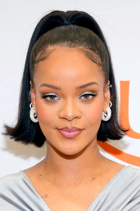 Rhianna Hairstyles, Rihanna Ponytail, Face Makeup Guide, Rihanna Face, Rihanna Makeup, Looks Rihanna, Rihanna Love, Rihanna Hairstyles, Rihanna Riri